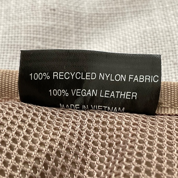 Vee Collective Berlin Burgundy Quilted “Porter”Sling Crossbody Bag NWOT - Picture 14 of 15